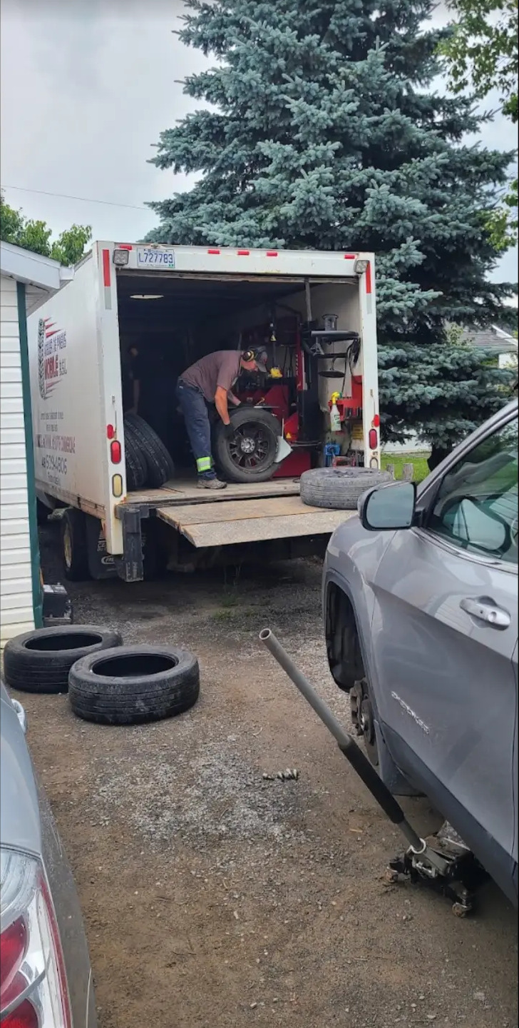 Technicien au travail dans le camion-atelier
